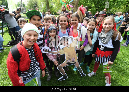 Élèves de l'école Anne Frank locales posent avec un carton figure illustrant Pippi Longstockings comme un perroquet ara hyacinthe nommé Douglas qui a gagné la célébrité comme 'Rosalinda' dans un Fifi Brindacier film est présenté au public au zoo de Karlsruhe, Allemagne, 11 mai 2016. L'oiseau utilisé pour résider dans le zoo de Malmö, en Suède, mais passera le reste de sa vie à Karlsruhe avec son partenaire Gojan. Photo : ULI DECK/dpa Banque D'Images