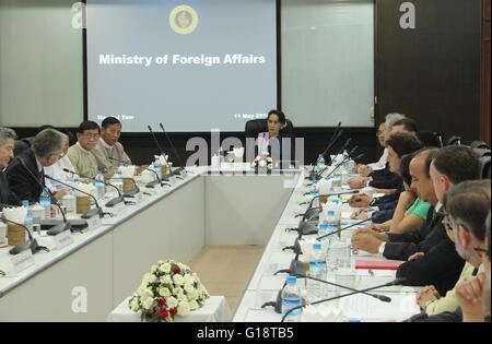 (160511) -- NAY PYI TAW, le 11 mai 2016 (Xinhua) -- Le conseiller d'Etat et le ministre des Affaires étrangères, Aung San Suu Kyi (C) se réunit avec les représentants des Nations Unies à Nay Pyi Taw, la capitale du Myanmar, le 11 mai 2016. (Xinhua/Soe que Lynn) Banque D'Images