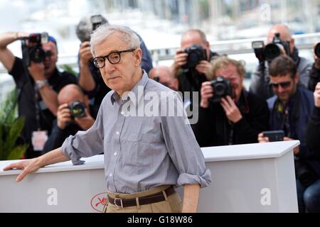 Cannes, France. Le 11 mai, 2016. Réalisateur Woody Allen assiste à un photocall pour le film 'Cafe Society' au cours de la 69e édition du Festival de Cannes à Cannes, France, le 11 mai 2016. Credit : Jin Yu/Xinhua/Alamy Live News Banque D'Images