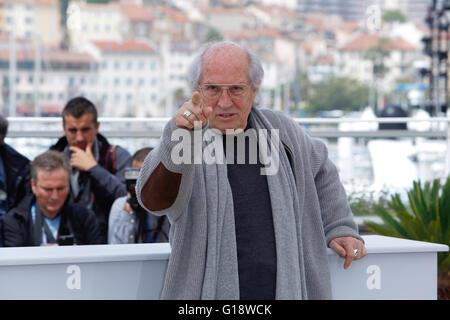 Cannes, France. Le 11 mai, 2016. Directeur de la photographie Vittorio Storaro assiste à la photocall de Café Society lors de la 69 e Assemblée annuelle du Festival du Film de Cannes au Palais des Festivals de Cannes, France, le 11 mai 2016. Dpa : Crédit photo alliance/Alamy Live News Banque D'Images