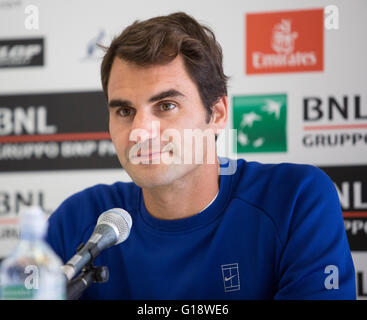 Roger Federer lors d'une conférence de presse après sa victoire contre Alexander Zevrev de l'Allemagne 6-3. 7-5, du Foro Italico, Roma, Italie, Banque D'Images