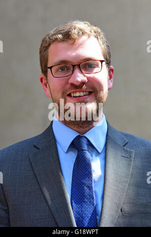 Edinburgh, Ecosse, Royaume-Uni, 11 mai, 2016. Nouveau MSP conservateur écossais Oliver Mundell, qui est le fils de secrétaire écossais dans le gouvernement de Westminster David Mundell, au Parlement écossais à la veille de la nouvelle session, le Crédit : Ken Jack / Alamy Live News Banque D'Images