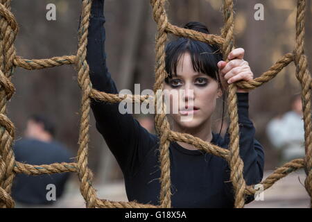 DATE DE SORTIE : Janvier 22, 2016 Title : La 5e vague STUDIO : Columbia Pictures Réalisateur : J Blakeson PLOT : quatre vagues d'attaques de plus en plus exotiques meurtrières ont quitté la plupart de terre décimée. Cassie est en fuite, essayant désespérément de sauver son jeune frère sur la photo : Maika Monroe (Credit : c Columbia Pictures/images/) Banque D'Images