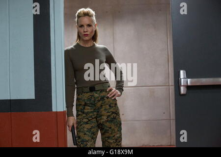 DATE DE SORTIE : Janvier 22, 2016 Title : La 5e vague STUDIO : Columbia Pictures Réalisateur : J Blakeson PLOT : quatre vagues d'attaques de plus en plus exotiques meurtrières ont quitté la plupart de terre décimée. Cassie est en fuite, essayant désespérément de sauver son jeune frère sur la photo : Maria Bello (Crédit : c Columbia Pictures/images/) Banque D'Images