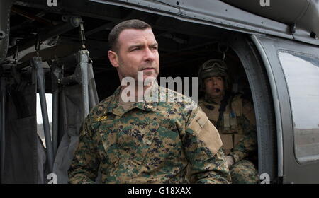 DATE DE SORTIE : Janvier 22, 2016 Title : La 5e vague STUDIO : Columbia Pictures Réalisateur : J Blakeson PLOT : quatre vagues d'attaques de plus en plus exotiques meurtrières ont quitté la plupart de terre décimée. Cassie est en fuite, essayant désespérément de sauver son jeune frère sur la photo : Liev Schreiber (Crédit : c Columbia Pictures/images/) Banque D'Images