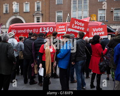 Exeter UK 11 mai 2016 Brexit bataille autobus arrive à Exeter. manifestants partisans démontrer © Anthony Collins/Alamy Live New Banque D'Images