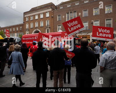 Exeter UK 11 mai 2016 Brexit bataille autobus arrive à Exeter. manifestants partisans démontrer © Anthony Collins/Alamy Live New Banque D'Images