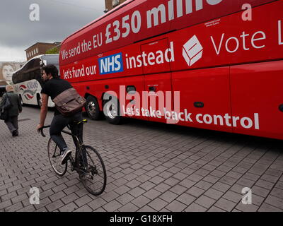 Exeter UK 11 mai 2016 Brexit bataille autobus arrive à Exeter. cycliste Crédit : Anthony Collins/Alamy Live News Banque D'Images