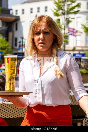 Tayside, Dundee, Écosse, Royaume-Uni, 11 mai 2016. UK Météo : beau temps en travers de Dundee. Une belle blonde serveuse qui desservent des clients à l'extérieur de l'Italian Grill Restaurant à la place de la ville cet après-midi. Credit : Dundee Photographics / Alamy Live News Banque D'Images