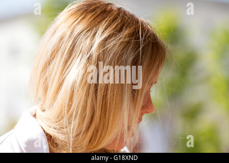 Tayside, Dundee, Écosse, Royaume-Uni, 11 mai 2016. UK Météo : beau temps en travers de Dundee. Une belle blonde serveuse qui desservent des clients à l'extérieur de l'Italian Grill Restaurant à la place de la ville cet après-midi. Credit : Dundee Photographics / Alamy Live News Banque D'Images