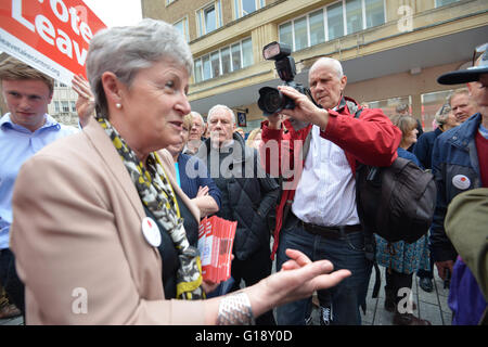 Exeter, Devon, UK. Le 11 mai, 2016. Boris Johnson MP et Gisela Stuart MP lancer la campagne de l'UE quittent le coup d'Exeter --- Crédit : Devon UK @camerafirm/Alamy Live News Banque D'Images