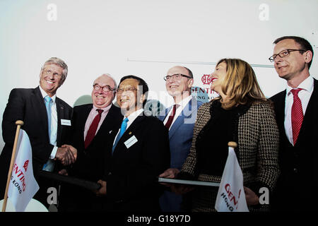 Wismar, Allemagne. 10 mai, 2016. Tan Sri Lim Kok Thay (3L), président de Genting Hong Kong, et Rüdiger Pallentin (1re L), le directeur général de Lloyd Werft groupe, assister à une cérémonie de signature de Wismar, Allemagne, le 10 mai 2016. Contrat de construction d'un navire d'une valeur de 3,5 milliards d'euros (environ 3,9 milliards de dollars américains) entre Genting basé à Hong Kong, Hong Kong et l'Allemagne Lloyd Werft Groupe a été signé ici mardi, apportant avec elle la perspective d'une revitalisation de l'industrie locale et la création de milliers d'emplois en Allemagne ce chantier aux affaires. © Zhang Fan/Xinhua/Alamy Live News Banque D'Images