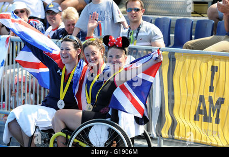 Orlando, Floride, USA. Le 11 mai, 2016. Gagnants du 50 mètres brasse BSI cas poser après avoir reçu leurs médailles aux Jeux 2016 Invictus à l'ESPN Wide World of Sports à Orlando, Floride le 11 mai 2016. De gauche sont Jennifer Warren (UK - argent), Elizabeth Marques (US - gold), et Anna Pollock (bronze). Crédit : Paul Hennessy/Alamy Live News Banque D'Images