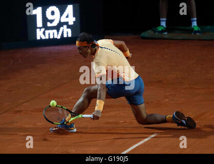 Rome, Italie. Le 11 mai, 2016. Rafael Nadal de l'Espagne renvoie la balle au cours de deuxième tour de l'Open de tennis italienne BNL2016 tournoi contre de commentaires de l'Allemagne à la Foro Italico à Rome, Italie, le 11 mai 2016 Crédit : agnfoto/Alamy Live News Banque D'Images