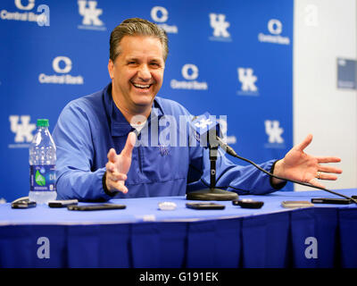 Nashville, Tennessee, USA. Feb 23, 2016. Entraîneur de basket-ball du Kentucky John Calipari a parlé de la saison dernière et réflexions sur la saison à venir le mercredi 11 mai 2016 à Lexington, KY. © Lexington Herald-Leader/ZUMA/Alamy Fil Live News Banque D'Images