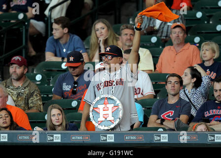 Houston, TX, USA. Le 11 mai, 2016. Décoré d'un ventilateur Houston Astros cheers sur l'action au cours de la onzième manche de la MLB baseball match entre les Astros de Houston et les Indians de Cleveland de Minute Maid Park de Houston, TX. Image Crédit : Erik Williams/Cal Sport Media/Alamy Live News Banque D'Images