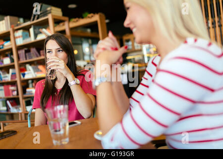 Belle femme de boire du café dans un café en bois Banque D'Images