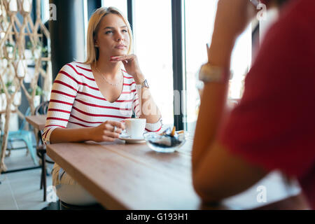 Belles femmes de boire du café et le commérage à Nice Restaurant Banque D'Images