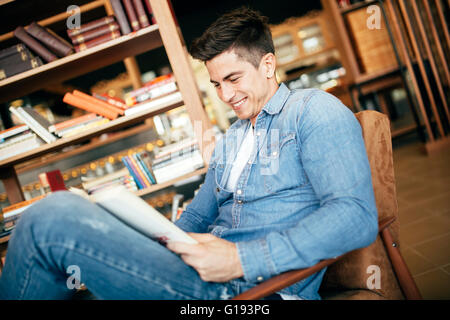 Bel homme l'étude par la lecture de livres et la préparation pour l'examen Banque D'Images