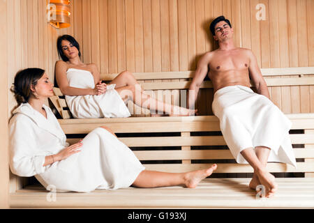 Groupe de jeunes en santé, en forme et de belles personnes de vous détendre dans un sauna Banque D'Images