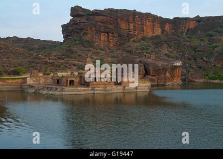 View of Temple, Bootnatha Bhutanatha 1 ou du complexe du temple, et Agastya lake, Badami, Karnataka, Inde Banque D'Images