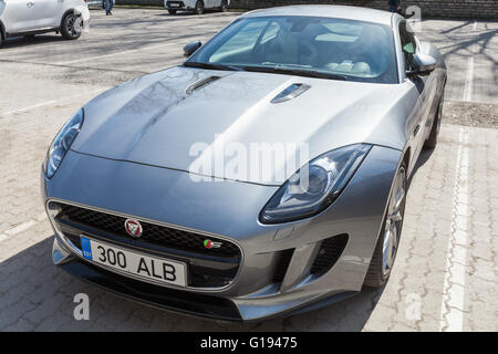 Tallinn, Estonie - 2 mai 2016 : Jaguar F-type coupé, photo gros plan. Voiture de sport à deux places, basé sur une plate-forme de la XK convertib Banque D'Images