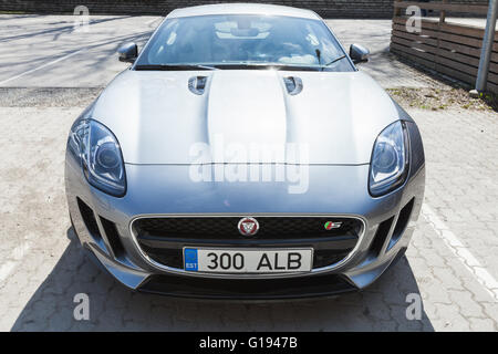 Tallinn, Estonie - 2 mai 2016 : Jaguar F-type coupé, libre vue de face. Voiture de sport à deux places, basé sur une plate-forme de la XK conv Banque D'Images