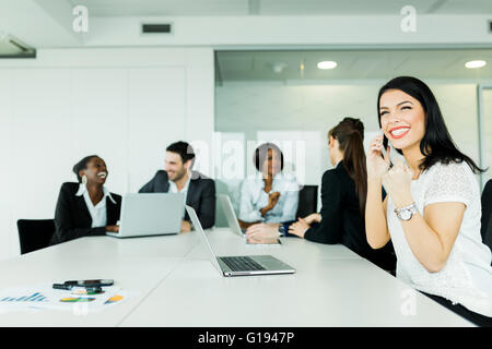 Belle jeune businesswoman recevoir de bonnes nouvelles sur la signalisation concernant les futurs succès téléphone offres d'frutiful Banque D'Images