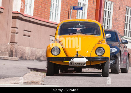 Helsinki, Finlande - le 7 mai 2016 : Volkswagen Beetle jaune, vue avant Banque D'Images