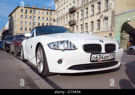 Saint-pétersbourg, Russie - 13 Avril 2016 : Blanc BMW Z4 E85 voiture conçue par l'architecte danois Anders réchauffement climatique. Le roadster est park Banque D'Images