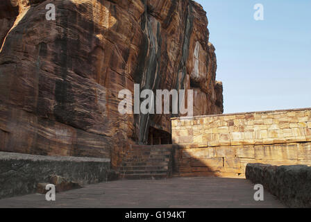 Étapes menant à partir de la Cave 3 à la grotte 4. Badami grottes, Badami, Karnataka, Inde Banque D'Images