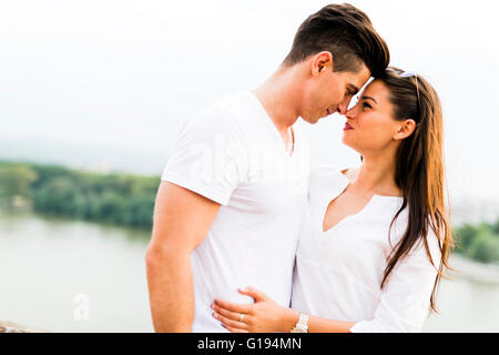 Jeune beau couple rubbing noses comme un signe de l'amour et sur le point de baiser les uns les autres Banque D'Images