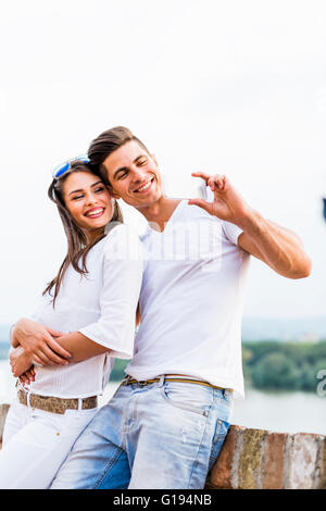Jeune beau couple en tenant une de selfies eux-mêmes et d'être heureux Banque D'Images