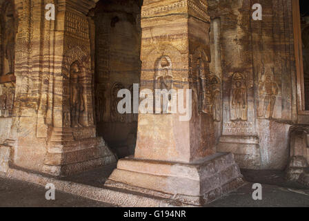 Grotte 4 : Jaina Tirthankara images gravés sur les piliers et les murs intérieurs. Badami grottes, Badami, Karnataka, Inde. Banque D'Images