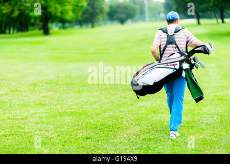 Équipements en portant son golfeur sur une belle journée ensoleillée Banque D'Images