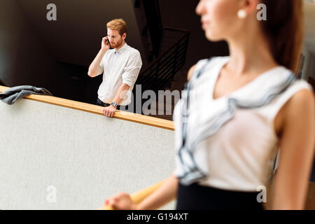 Portrait téléphone tout en ayant une pause Banque D'Images