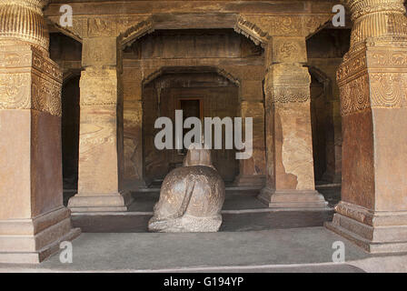 La grotte 1 : Vue intérieure d'une salle à piliers 18. Les grottes de Badami, Karnataka, Inde. Banque D'Images