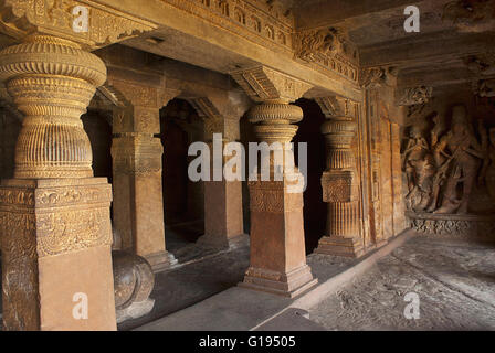 La grotte 1 : Vue intérieure d'une salle à piliers 18. Les grottes de Badami, Karnataka, Inde. Banque D'Images