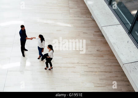 Les gens d'affaires se saluer et serrer la main Banque D'Images