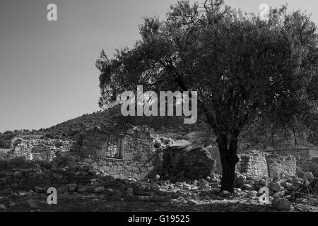 Le village abandonné de Souskioú : habitations en ruine dans un ex-enclave turque dans la partie grecque de l'île : version noir et blanc Banque D'Images