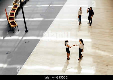 Les jeunes gens d'affaires avant de commencer à travailler dans leur bureau Banque D'Images