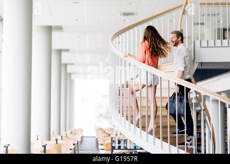 Beau young handsome businessman monter les escaliers dans un bel environnement Banque D'Images