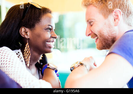 Couple romantique tout en regardant dans les yeux de chacun avec l'amour Banque D'Images