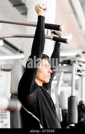 Beau jeune homme qui travaille dans une salle de sport et un mode de vie sain Banque D'Images