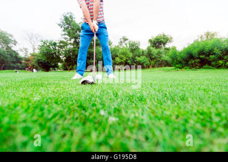 Golfeur s'apprête à prendre un coup. Photo grand angle Banque D'Images