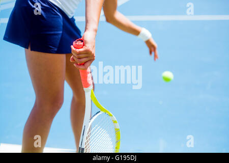 Belle tennis player desservant piscine Banque D'Images