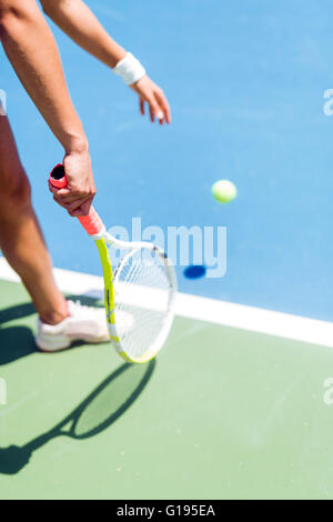 Belle tennis player desservant piscine