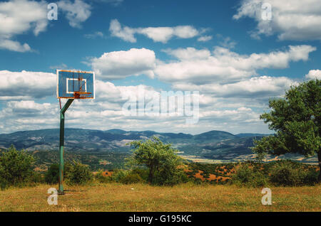 Terrain de basket-ball au monastère des météores avec les plus spectaculaires paysages sur la vallée de la Thessalie. Banque D'Images