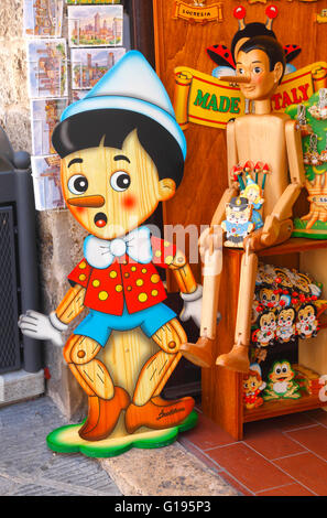 Pointeau de Pinocchio dans une boutique de souvenirs à San Gimignano, Toscane, Italie Banque D'Images