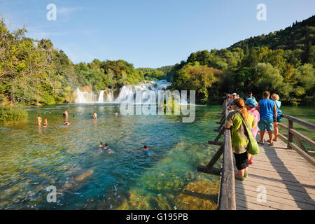 Les touristes sur le pont dans le Parc National de Krka en Croatie Banque D'Images